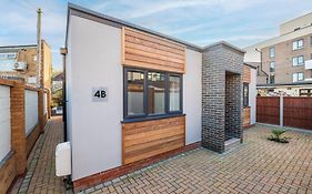 Stylish 2 Bed Bungalow In East Ham, Close To Excel